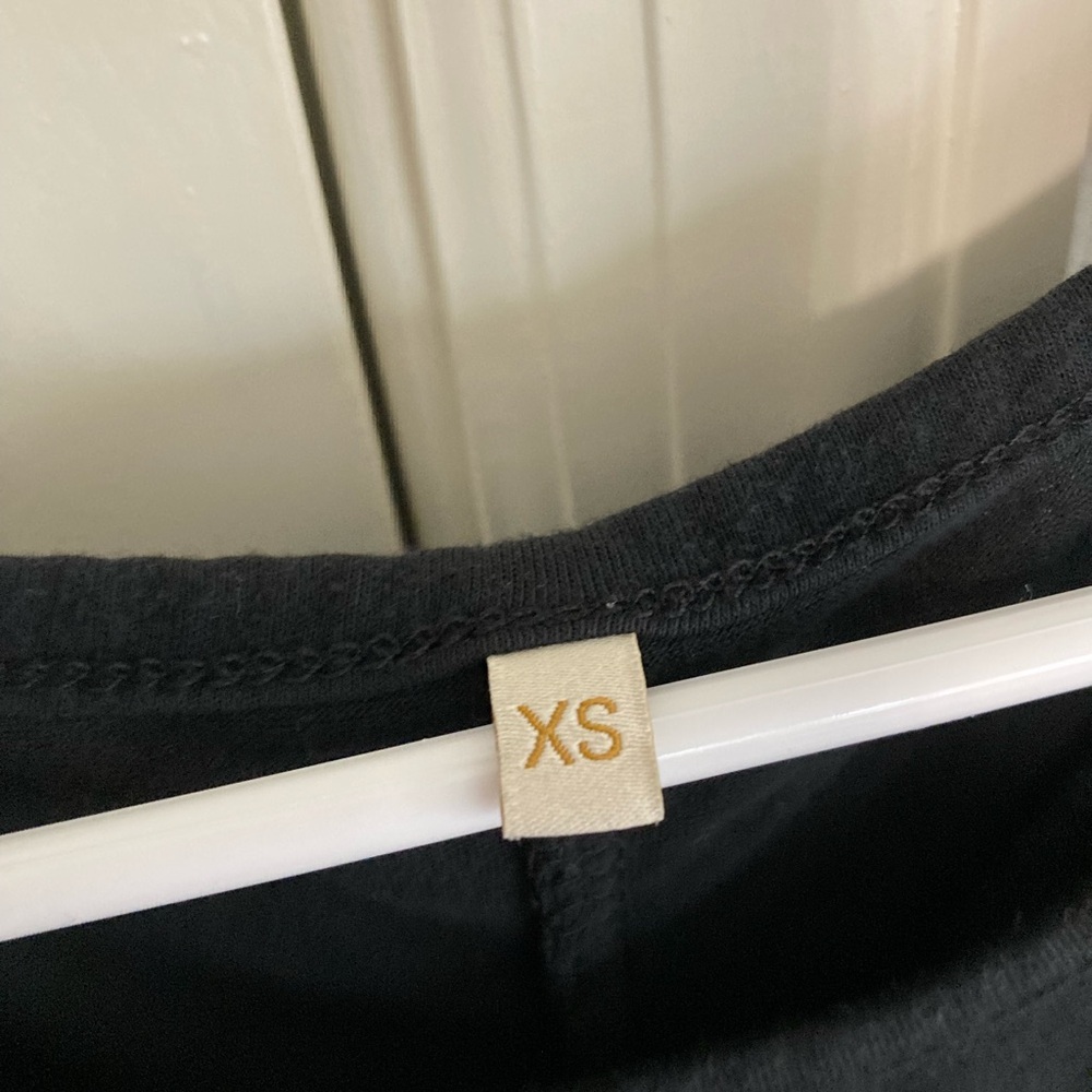 Elegant Black Sleeveless Dress - Picture 4 of 4